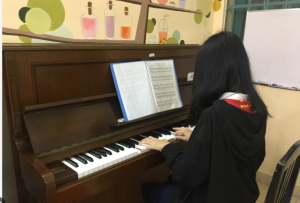 Tự Học Piano Hay Học Qua Giáo Viên? Lựa Chọn Nào Phù Hợp Với Bạn?