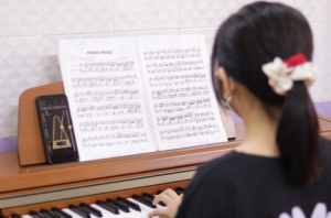 Chọn Giáo Viên Dạy Piano Như Thế Nào Để Đảm Bảo Tiến Bộ Nhanh Chóng?