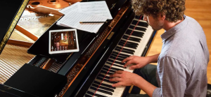 Bí Quyết Học Piano Nhanh Chóng Và Hiệu Quả Dành Cho Người Lớn Bận Rộn